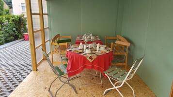 Tägliches kontinentales Frühstück (8.50 EUR pro Person)