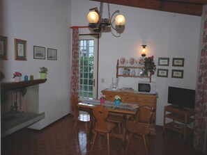 Appartement, 2 slaapkamers (C-5) | Woonruimte | Flatscreentelevisie
