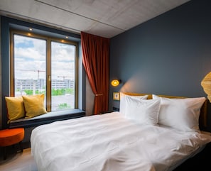 Bộ đồ giường cao cấp, nệm có lớp đệm bông, két bảo mật tại phòng