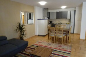 Apartment, 2Â Schlafzimmer (Babylon) | Wohnbereich | Fernseher, Kamin, Pay-TV