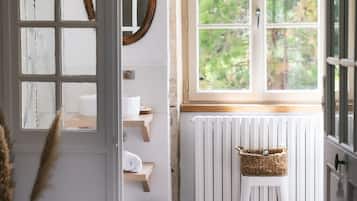 Habitación doble | Baño | Amenidades de baño gratuitas, secadora de cabello, batas, jabón