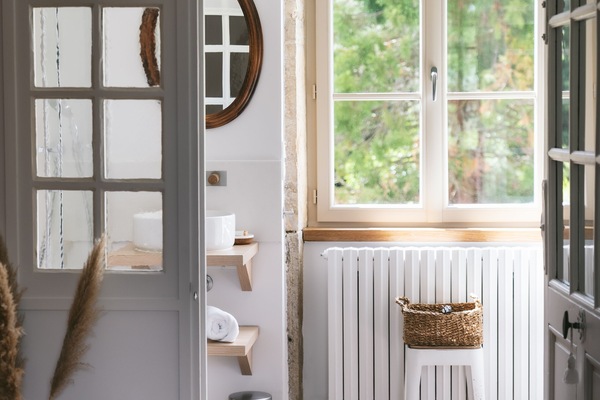 Habitación doble | Baño | Amenidades de baño gratuitas, secadora de cabello, batas, jabón