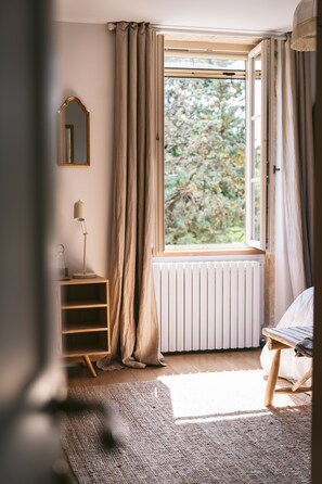 Room 2 | Premium bedding, pillow-top beds, individually decorated