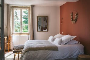 Room 3 | Premium bedding, pillowtop beds, individually decorated - Tomette Singuliere - Chambres d'hotes (Château)