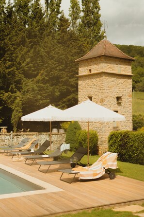 季节性开放的室外游泳池，池畔遮阳伞，日光浴躺椅