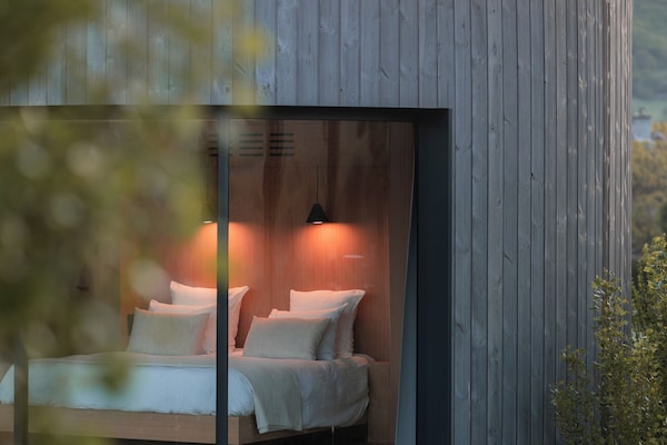 Luxury-Ferienhütte, Hügelblick | Hochwertige Bettwaren, Pillowtop-Betten, individuell dekoriert