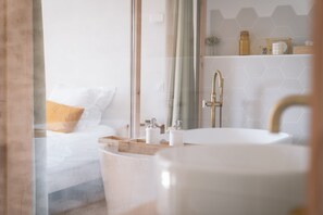 Deluxe tweepersoonskamer | Badkamer | Gratis toiletartikelen, een haardroger, badjassen, zeep