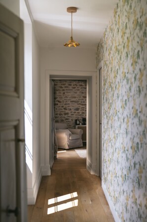 Kahden hengen comfort-huone | Ylelliset vuodevaatteet, pillowtop-patjalliset sängyt