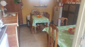 Mikrowelle, Ofen, Herdplatte, Kochgeschirr/Geschirr/Besteck