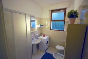 Appartement, 2 chambres (C-6) | Salle de bain | Douche