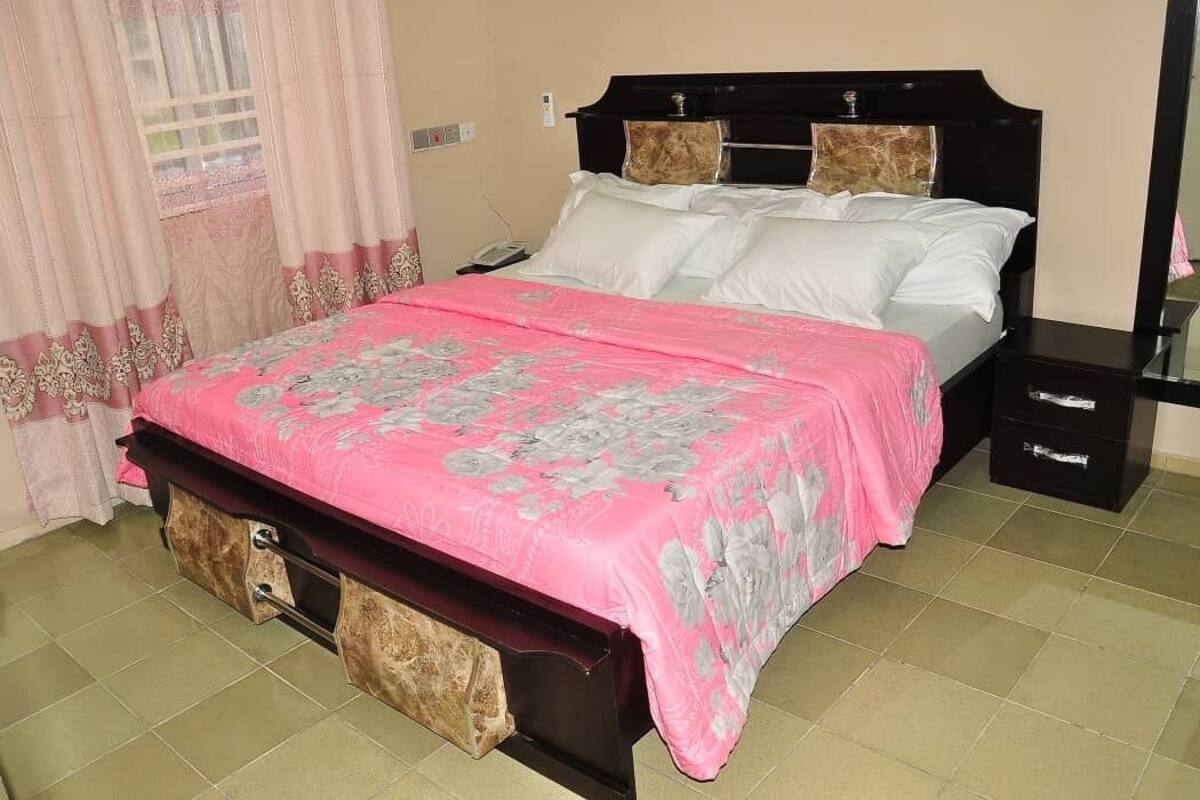 Deluxe Single Room | Desk, blackout curtains, free WiFi, bed sheets