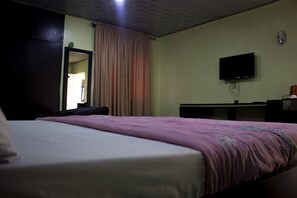 Bureau, rideaux occultants, Wi-Fi gratuit, draps fournis