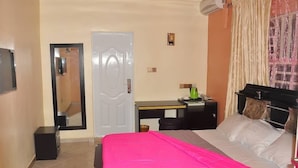 Standard Single Room | Desk, blackout drapes, WiFi (free), bed sheets - De Revelation Hotel (Port Harcourt)