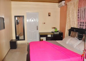 Kamar Single Standar | Meja kerja, tirai kedap cahaya, Wi-Fi gratis, dan seprai linen