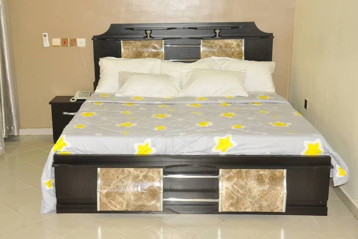 Single Room | Desk, blackout curtains, free WiFi, bed sheets