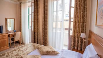 Tek Büyük Yataklı Oda, Balkon, Şehir Manzaralı | Kaliteli yatak takımı, kuştüyü yorgan, minibar, odada kasa