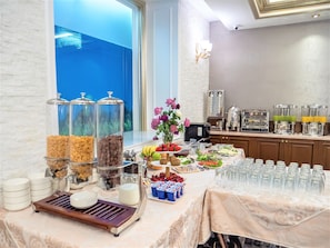 Café da manhã com buffet grátis todos os dias