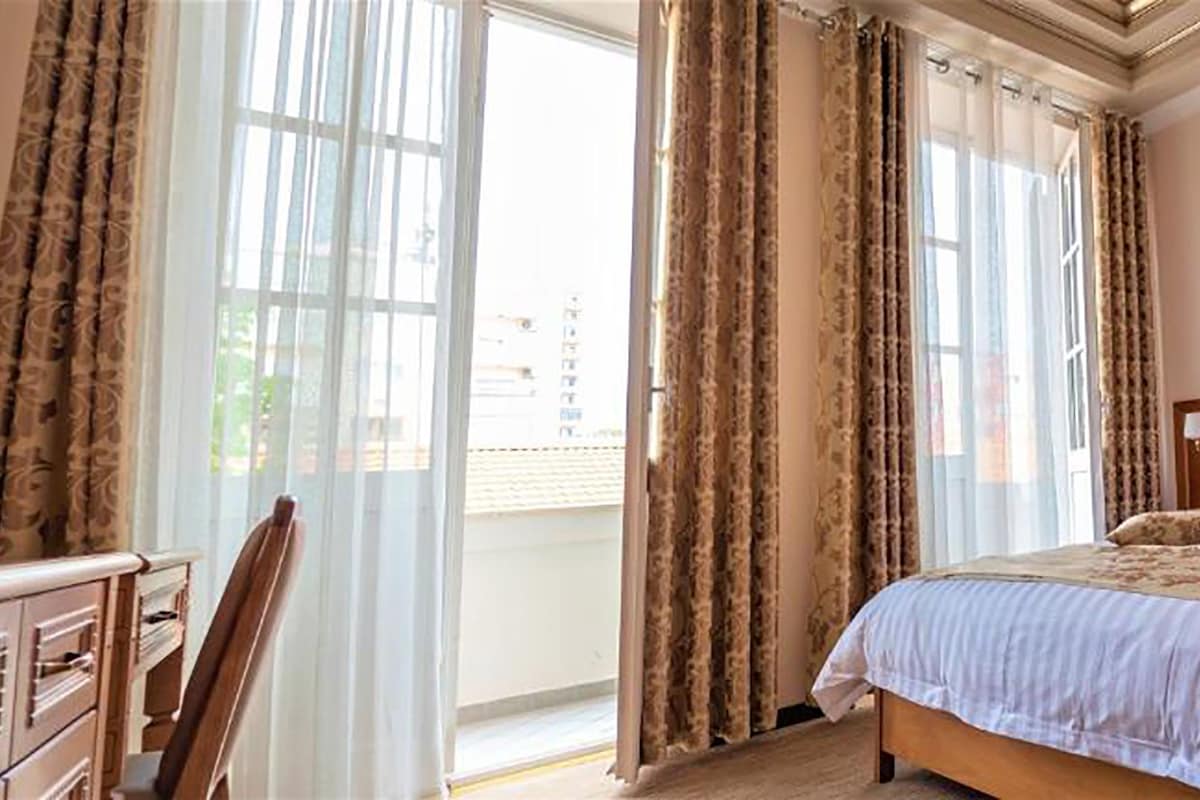 Premium bedding, down comforters, minibar, in-room safe