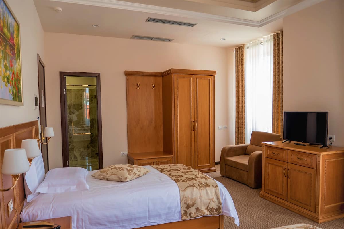Zweibettzimmer, Balkon, Stadtblick | Hochwertige Bettwaren, Daunenbettdecken, Minibar, Zimmersafe