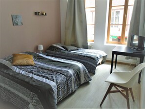 Quarto triplo (E) | 1 quarto, Wi-Fi de cortesia, roupa de cama