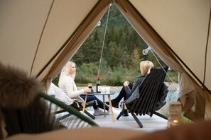 Vandað tjald - sameiginlegt baðherbergi | Verönd/útipallur