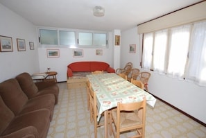 Appartement, 3 chambres | Aire de séjour | Téléviseur