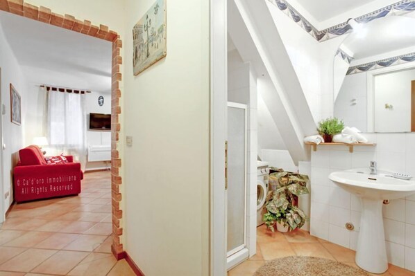 Apartment, 1 Schlafzimmer | Badezimmer | Dusche, Handtücher