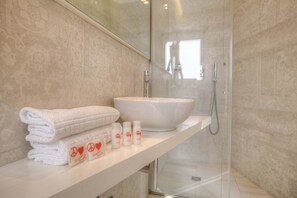 Superior Triple Room, Balcony | Bathroom | Shower, rainfall showerhead, free toiletries, hair dryer - Hotel Universal (Cattolica)