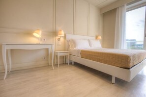 Superior trippelrum - balkong | Minibar, skrivbord, mörkläggningsgardiner och gratis wi-fi