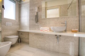 Superior-Dreibettzimmer, Balkon | Badezimmer