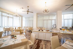 Free daily continental breakfast - Hotel Universal (Cattolica)