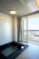 豪华海景房 | 浴室 | 淋浴设施、免费洗浴用品、吹风机、拖鞋