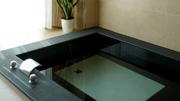 Elite Double Room, Ocean View | Bathroom | Shower, free toiletries, hair dryer, slippers