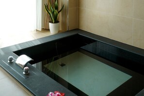 Kahden hengen elite-huone, valtamerinäköala | Kylpyhuone | Suihku, ilmaiset hygieniatuotteet, hiustenkuivaaja, tohvelit