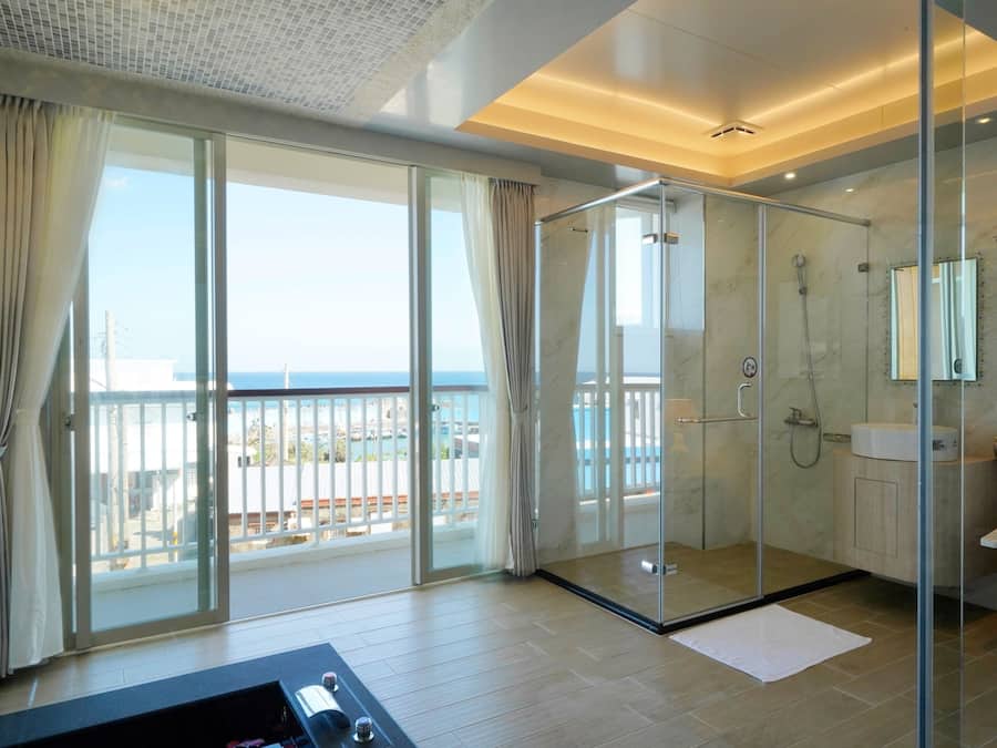 Deluxe Double Room, Sea View | Bathroom | Shower, free toiletries, hair dryer, slippers