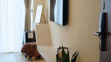 Elite Double Room, Mountain View | Down comforters, pillowtop beds, blackout drapes, soundproofing