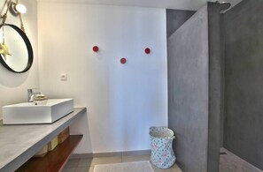 Sèche-cheveux, serviettes fournies