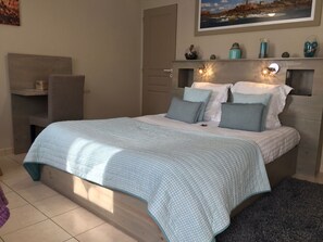 Family Room (Les Ajoncs) | Individually decorated, individually furnished, desk, blackout drapes - Chambres d'Hotes Penker (Minihy-Treguier)