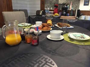 Free daily buffet breakfast - Chambres d'Hotes Penker (Minihy-Treguier)
