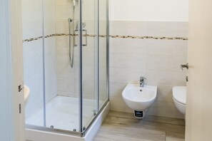 Shower, bidet, towels - N151 - Numana, delightful two-room apartment with porch (Numana)