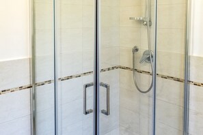 Dusche, Bidet, Handtücher