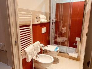 Apartment, 1 Schlafzimmer | Badezimmer | Dusche, Bidet, Handtücher