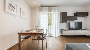 Apartment, 3 Bedrooms | In-room dining