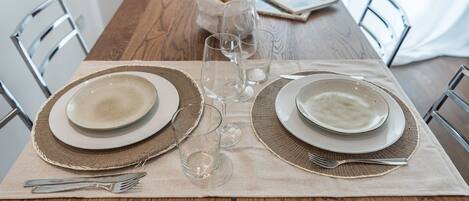 Appartement, 3 chambres | Restauration dans la chambre