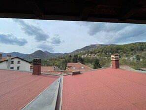 Camera tripla, letti multipli, vista montagna | Vista balcone