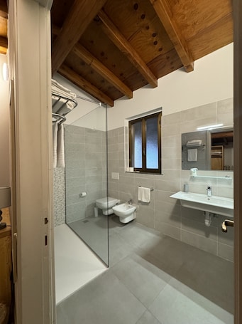 Chambre Double | Salle de bain | Douche, sèche-cheveux, bidet, serviettes fournies. B&B Michelina