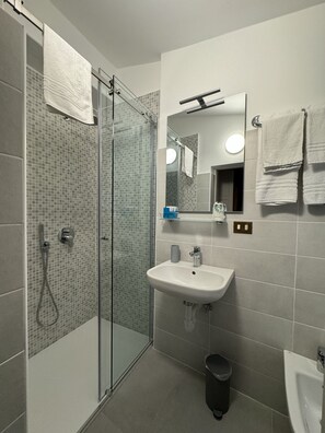 Dreibettzimmer, Mehrere Betten, Bergblick | Badezimmer | Dusche, Haartrockner, Bidet, Handtücher