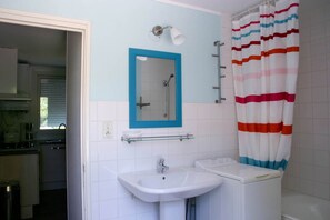Combined shower/bathtub, towels