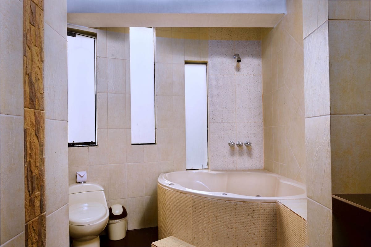 Suite, 1 King Bed | Jetted bathtub