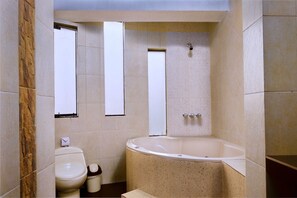 Suite, 1 Katil Raja (King) | Tab mandi berpancutan